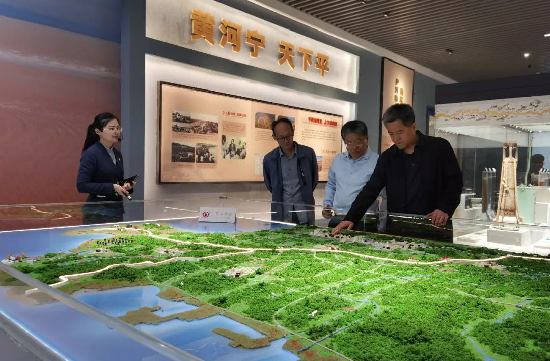 淄博市委黨史研究院院長(zhǎng)曹丕禎一行到東營(yíng)黃河文化館參觀(guān)交流